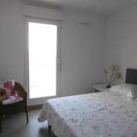 Apartment Sejour A : Bel 3 Pieces Avec Loggia, Proche Et Commerces - Fr-1-472-153 *