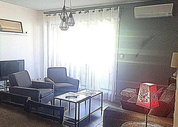 Charmant Appartement 3 Pieces A Sete Avec Terrasse Et Parking Securise - Fr-1-472-153 *
